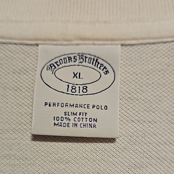 White Polo Shirt Classic Design with Short Sleeves and Textured Fabric - Picture 3 of 4